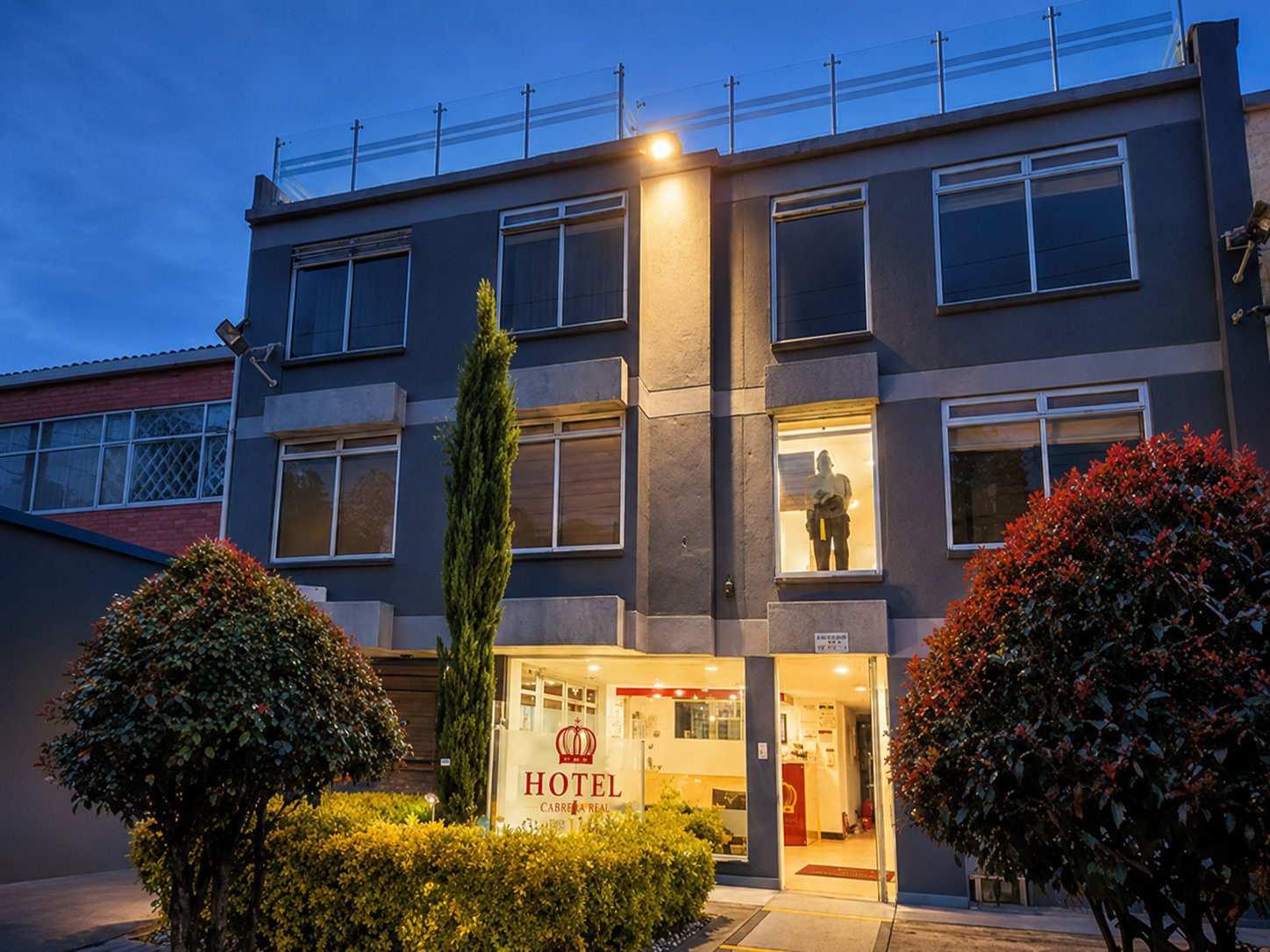 Fachada del Hotel Cabrera Real al atardecer, Teusaquillo, Bogotá